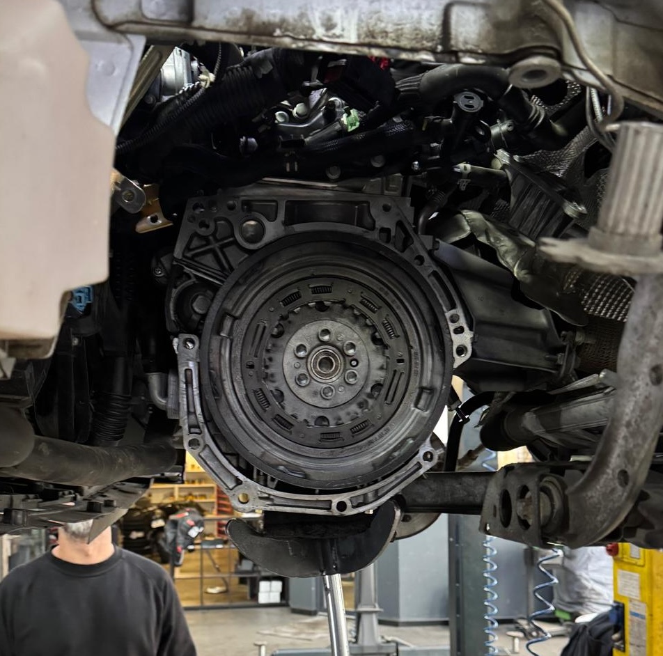 Voiture sur le pont en train de se faire changer l'embrayage